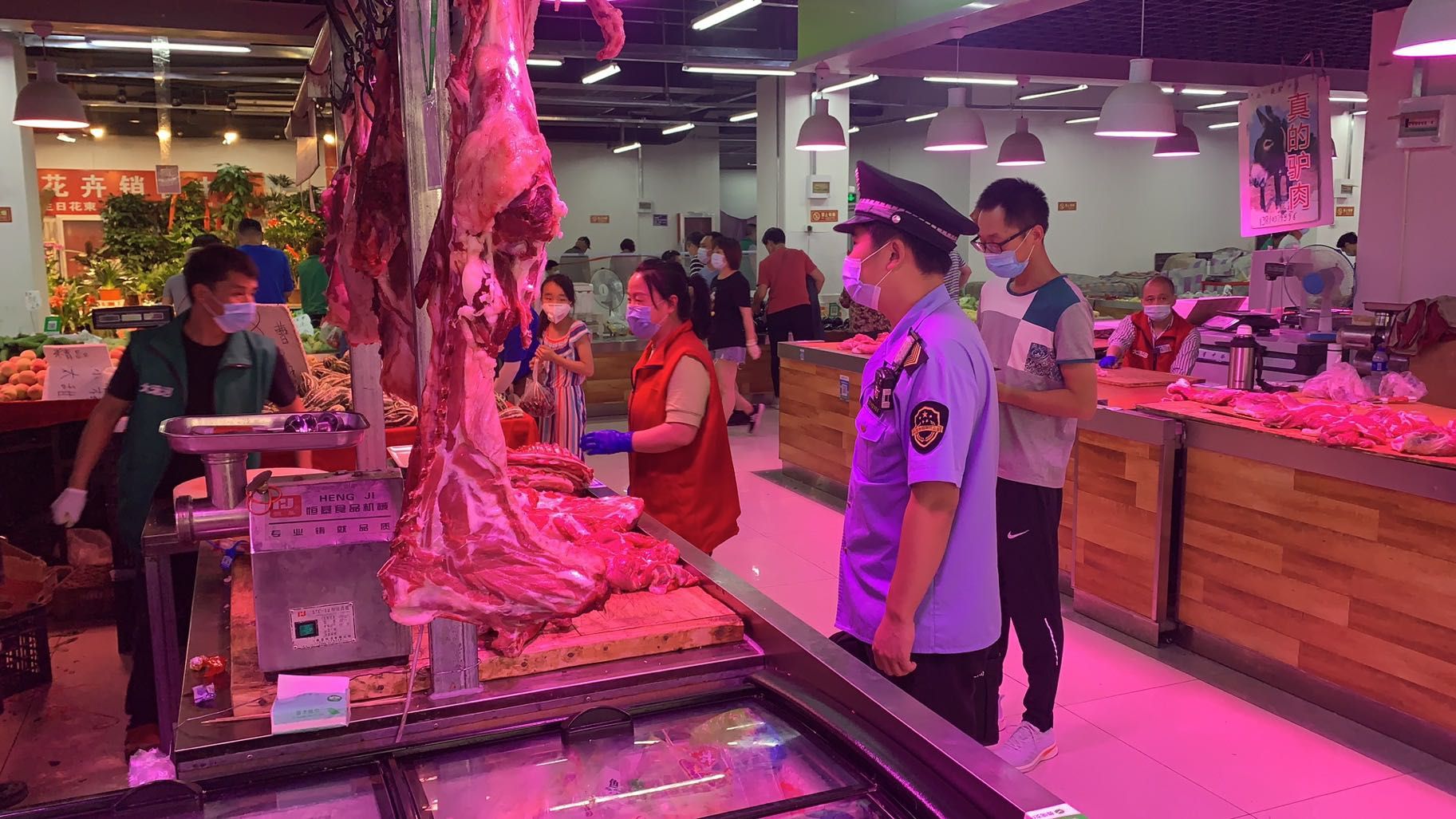 通州区市场羁系局对辖区市场贩卖的肉类举行查抄。受访者供图