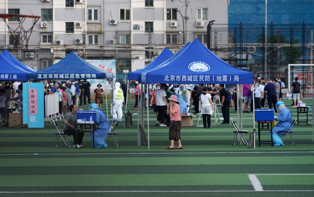 北京市西城区广安体育场核酸检测现场。 报康时健。牛宏超/摄
