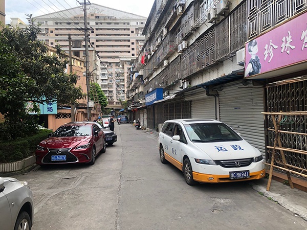 公司外停放的执法车辆。澎湃新闻记者 张刘涛 图