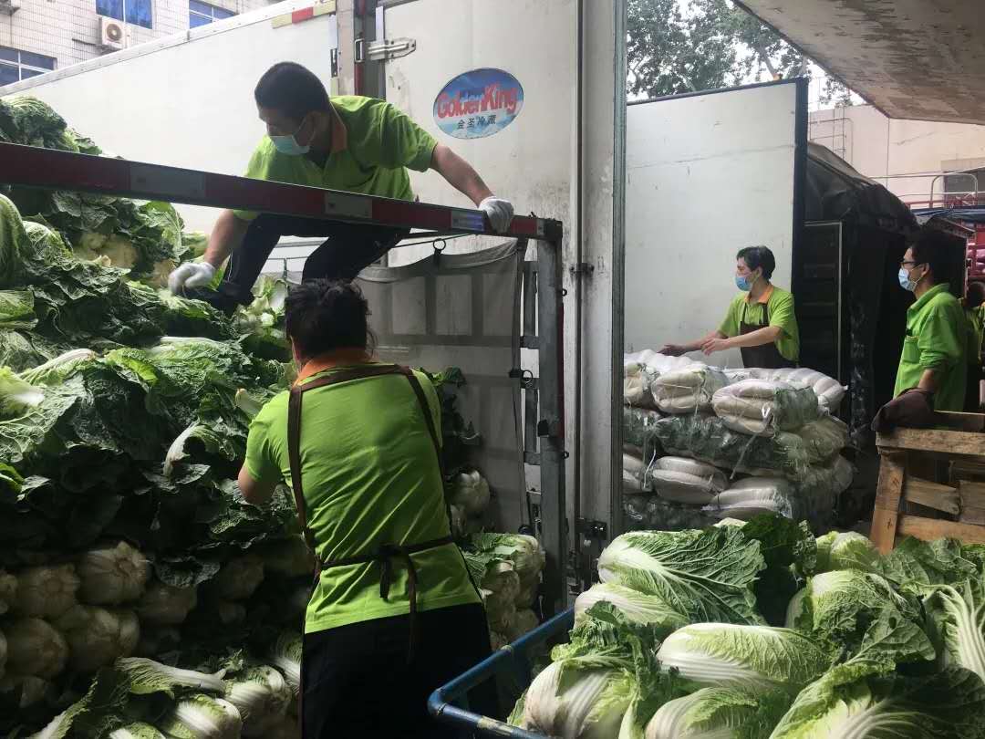 本日4点,400多吨蔬菜达到北京商超门店。尹作丰 摄