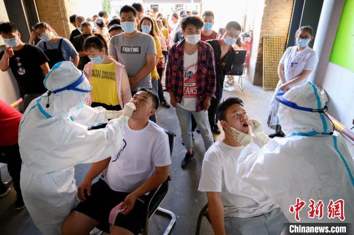 近4000名市场从业人员正在接受核酸检测。 韦亮 摄