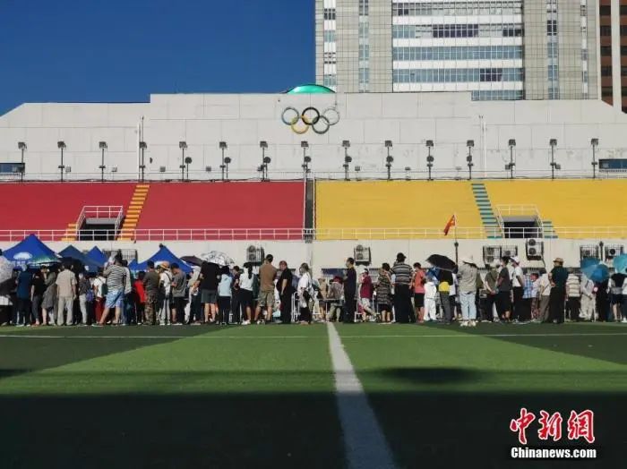 北京市民在宣武体育场举行核酸采样。中新社记者 杜洋 摄