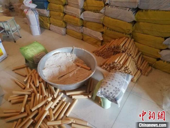 长治警方捣毁一个特大非法制贩爆炸物犯罪团伙。图为非法爆炸物制造存储现场。 翟俊彪 摄