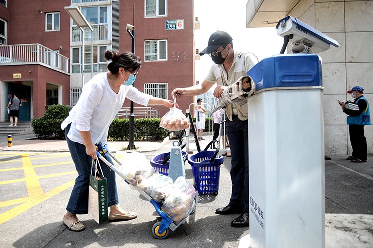 6月16日,京铁和园,一男士为其同伙送来食材。西城区广外街道乐城、京铁和园等7个社区执行24小时专人值守,严控职员收支。