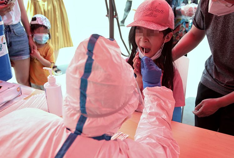 一位小女孩担当咽拭子收罗。