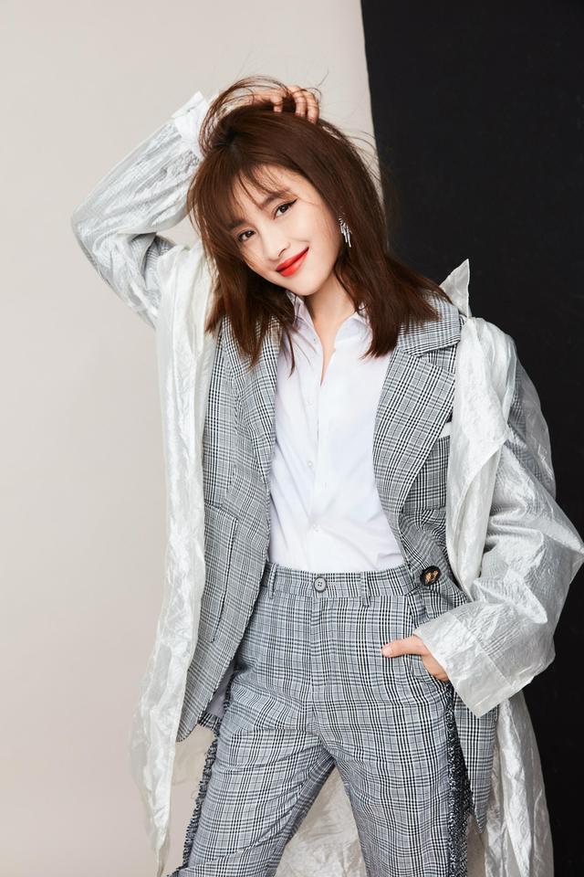 甘婷婷这身材“绝”了，扎丸子头配白色连衣裙长裙现身，凹凸有致