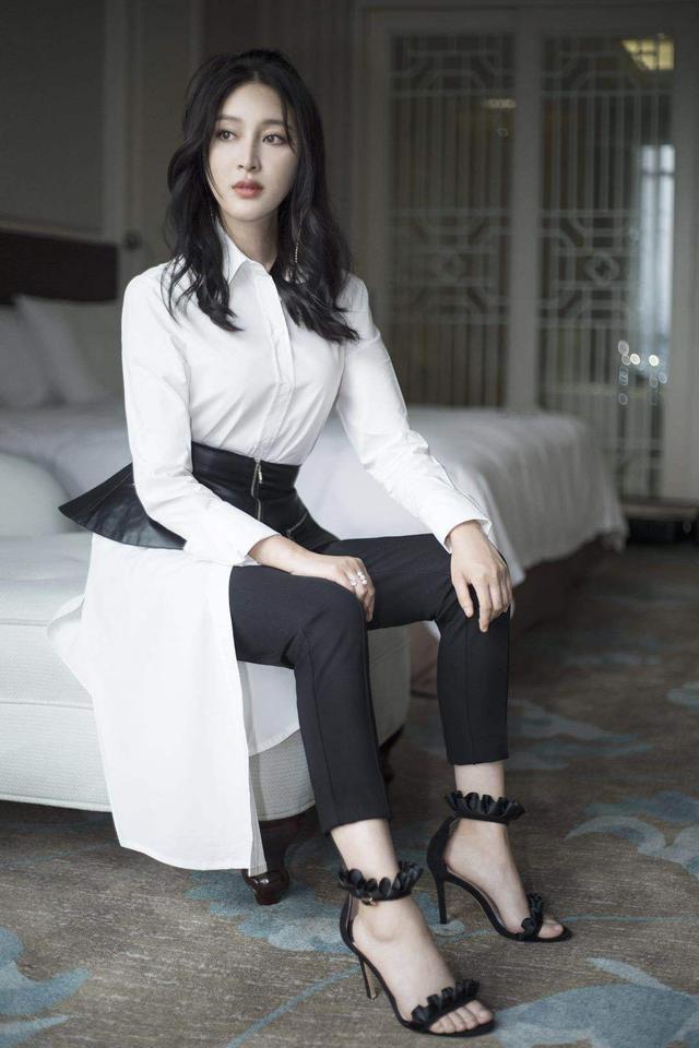 甘婷婷这身材“绝”了，扎丸子头配白色连衣裙长裙现身，凹凸有致