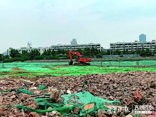 齐鲁宾馆二期大楼基坑里还是一片工地。齐鲁晚报·齐鲁壹点 记者李庆斌摄