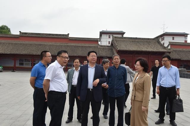 甘肃省委宣传部副部长郭锦诗一行到天水市博物馆检查公祭伏羲大典新闻宣传工作