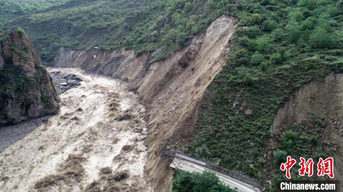 山洪泥石流冲垮门路导致山体滑坡。丹巴宣提供
