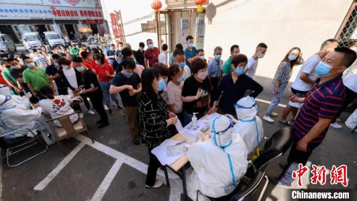 6月15日,山西省太原市,山西最大海鲜批发市场——五龙口海鲜批发市场近4000名从业人员接受咽拭子采集,进行核酸检测。 韦亮 摄