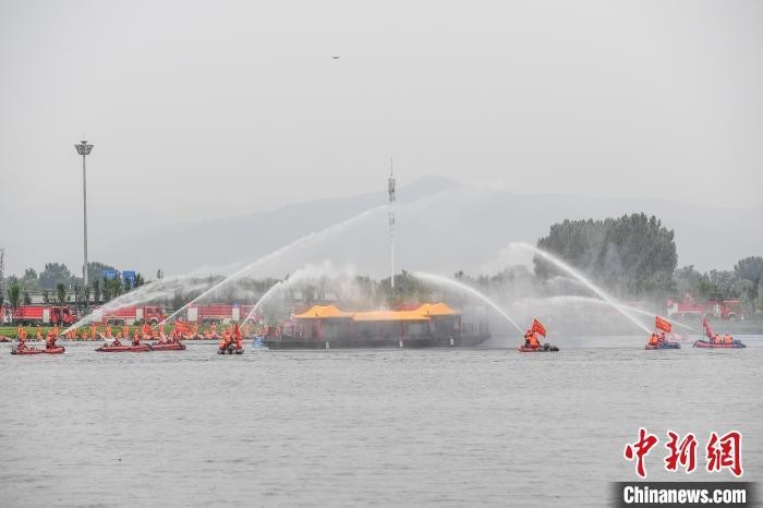 6月16日,山西省消防救援总队举行抗洪抢险救援综合实战演练。图为船舶灭火救援。武俊杰 摄