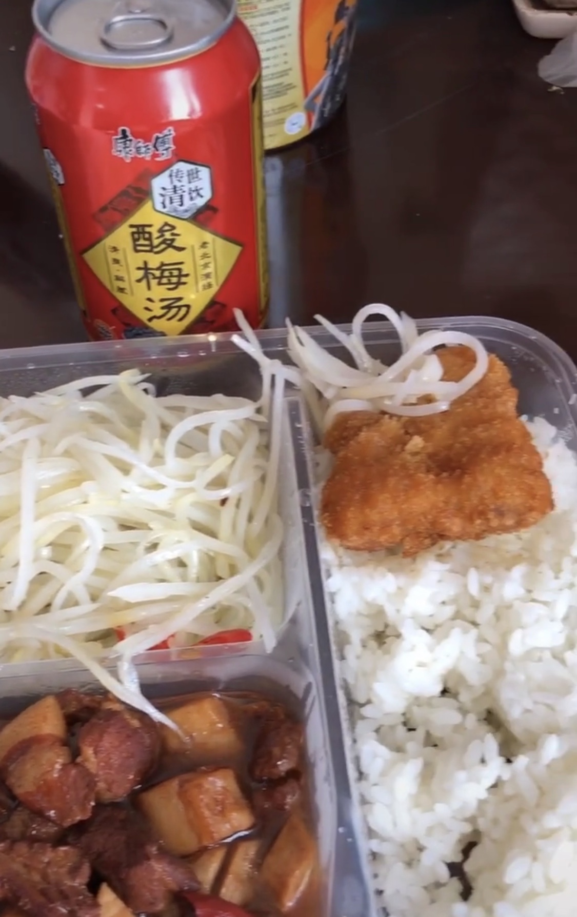 断绝旅店的餐食,一样平常为三菜一汤,外加饮料和生果。受访者供图