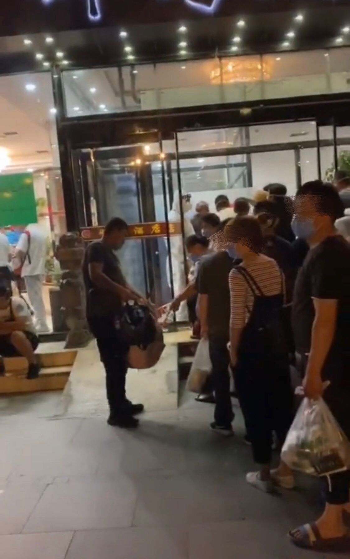 6月14日破晓,大巴车将断绝职员送至断绝旅店。受访者供图