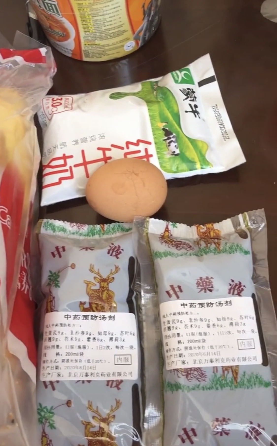 除了餐食之外,断绝旅店还为断绝职员预备了中药防备汤剂。受访者供图