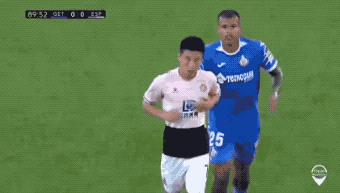 肯尼迪推搡武磊。