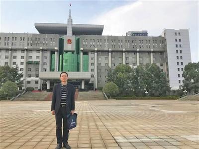 2018年11月，陈裕咸长子陈维树到赣州市纪委递交对相关人员的举报信。受访者供图