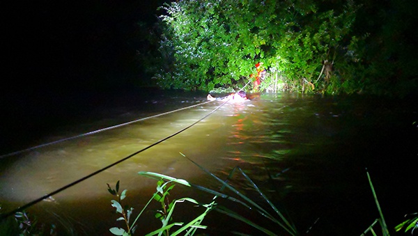 女子被湍急河水冲走后被困树梢 消防横渡紧急救