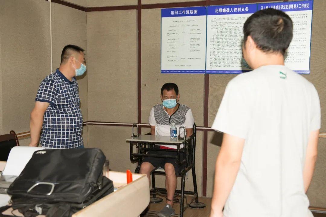 抓到了!湖北男子杀妻藏尸床底,落网时正在打牌,警方曾悬赏10万元缉捕