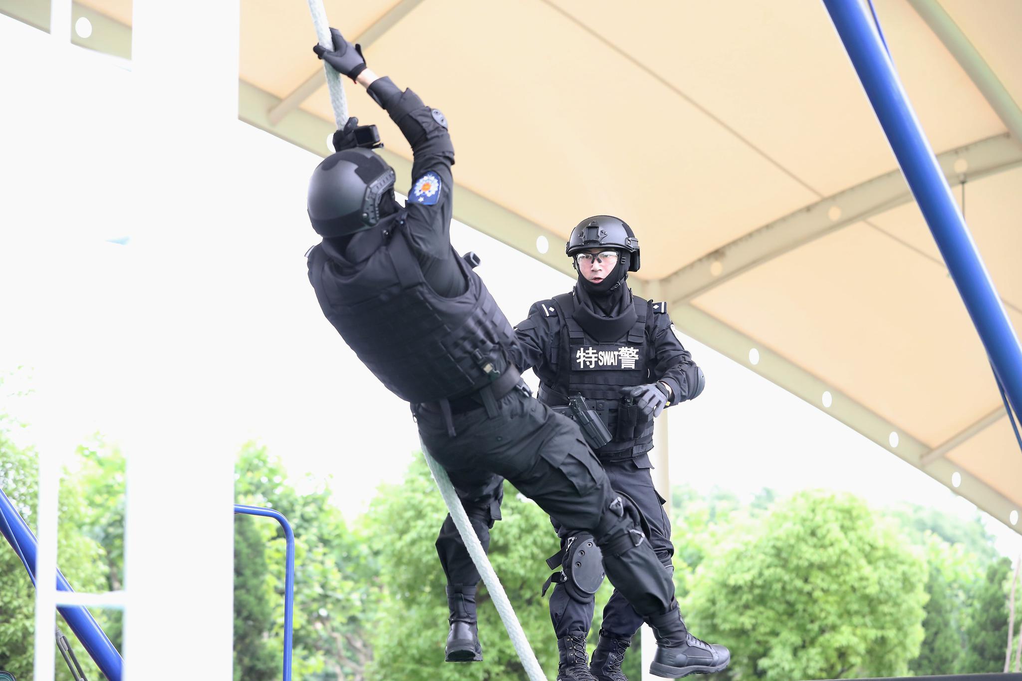 超飒"95后"女特警突破重围斩获上海公安"狙击之王"