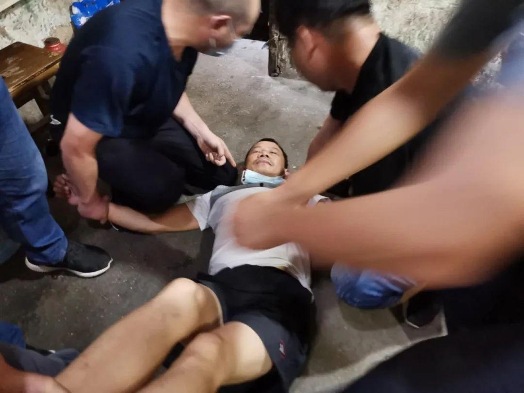 抓到了!湖北男子杀妻藏尸床底,落网时正在打牌,警方曾悬赏10万元缉捕
