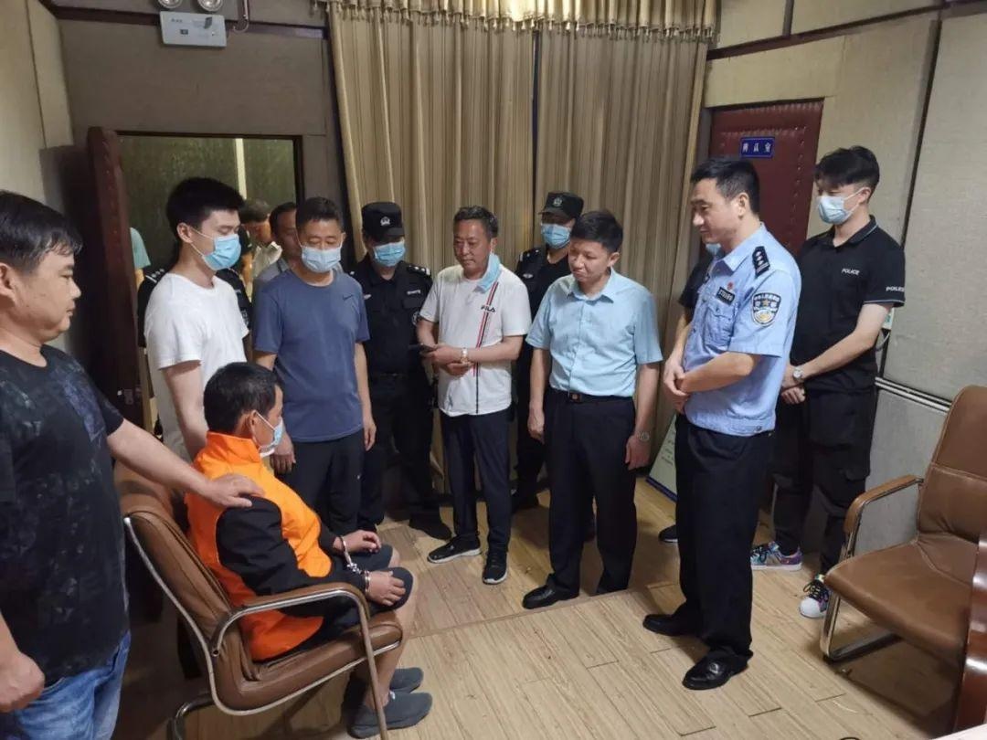 抓到了!湖北男子杀妻藏尸床底,落网时正在打牌,警方曾悬赏10万元缉捕