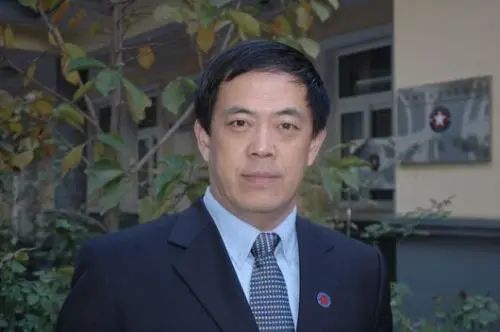 签署特朗普在重压下签署警察改革令 专家认为种族歧视是美国的无解难题