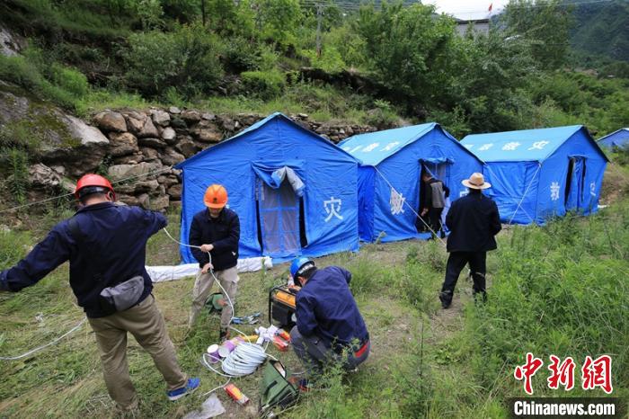 电力抢险职员正在为安顿点架设照明。丹巴宣提供