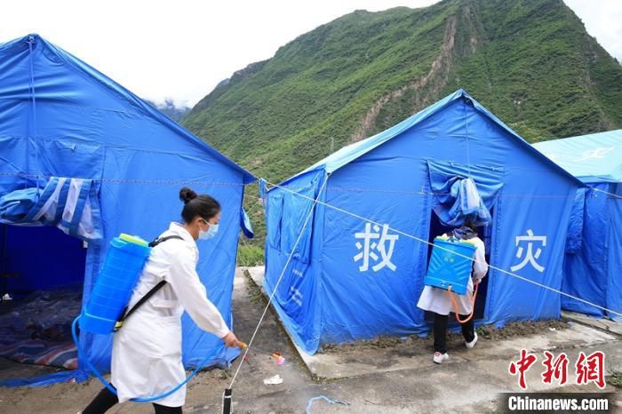 防疫事情职员正在对安顿点举行消杀。丹巴宣提供