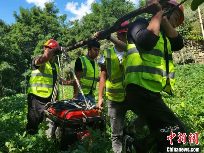 电力抢险职员给安顿点送去发电机。丹巴宣提供