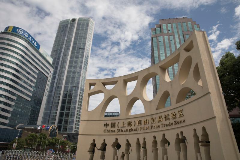 朱镕基亲自确定名称,全国首个保税区曾经“山穷水尽”,如今离世界最近