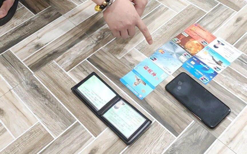 警方扣押的部分手机和银行卡。