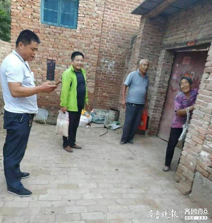 让百姓竖起大拇指的扶贫干部朱文双