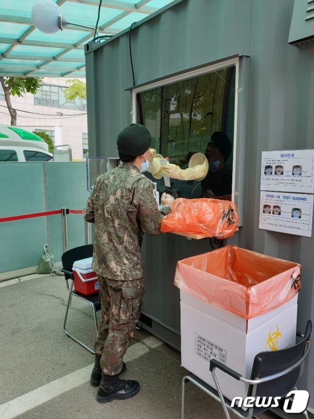 位于坡州市保健所的检测亭 图片来源:News1
