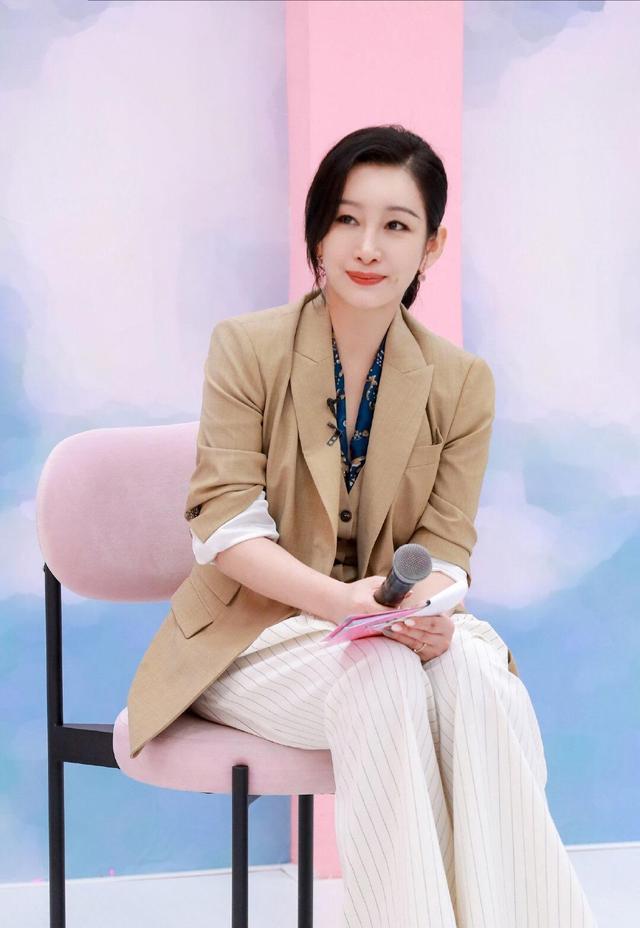 秦海璐气质女神,穿西服搭衬衫简约大气,下身穿直筒阔腿裤真高级
