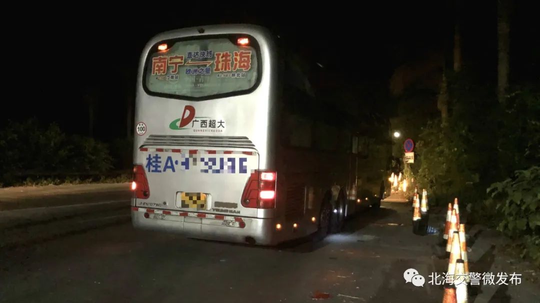 男子搭长途客车途中下车上厕所,一出来车不见了!北海交警带他追了10公里…