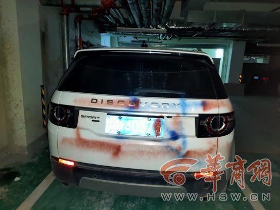西安车主将路虎停小区车位，隔天去看气炸了，车身被喷一圈脏话