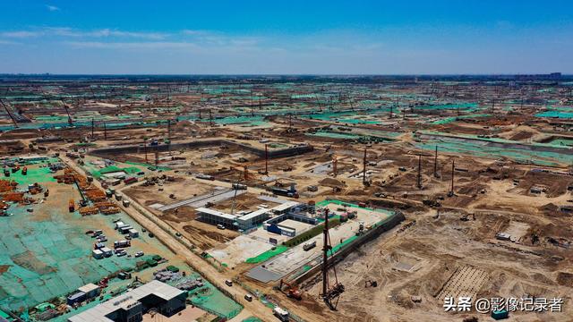 6月18日,在位于河北省雄安新区容东片区北侧,两栋现代化的住宅楼格外