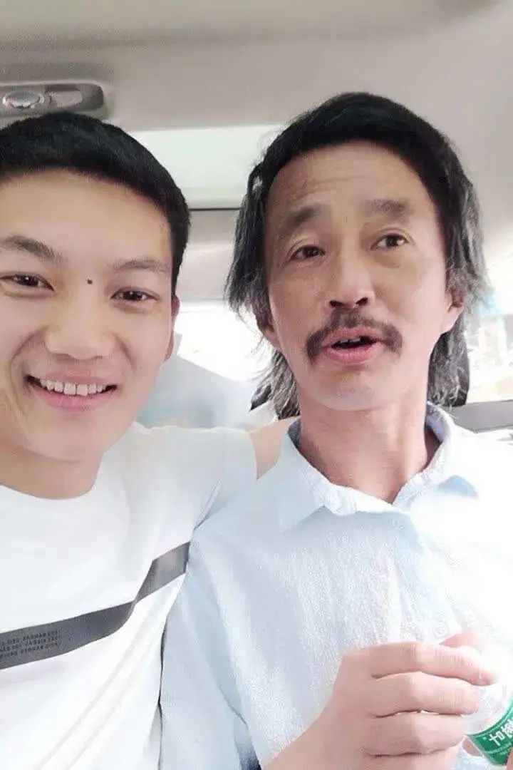 流浪大师当了一年网红,终于崩溃了