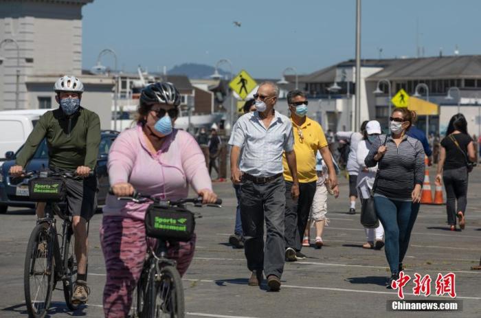 资料图:当地时间5月23日,美国迎来将士阵亡纪念日长周末,旧金山市民在渔人码头享受加州阳光。中新社记者 刘关关 摄