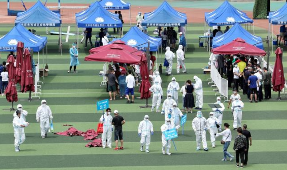 6月15日,北京市西城区广安体育馆内,市民排队接受核酸检测采样。