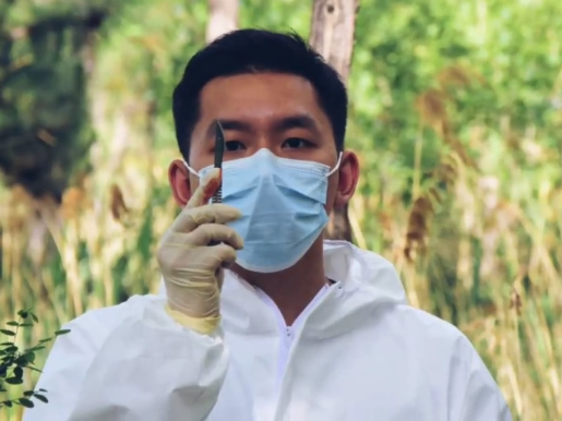硬核!山西医科大学法医学生模拟犯罪现场调查拍毕业照,借面粉勾勒现场