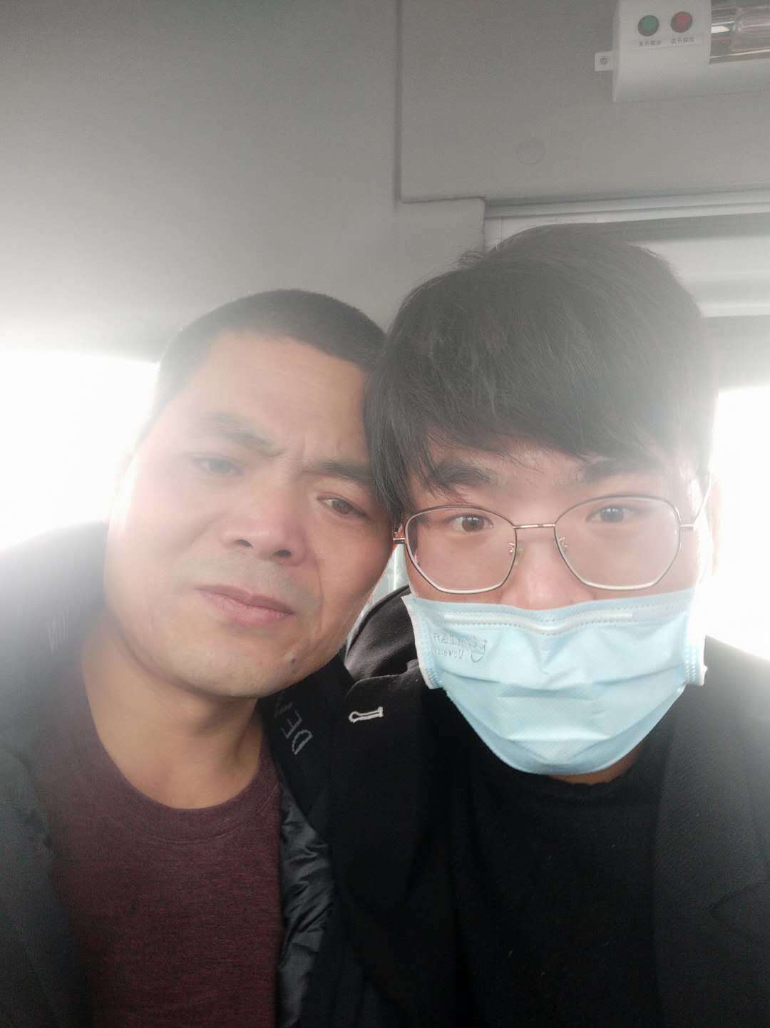 ▲吴春红出狱后,和儿子在车上拍了一张合影