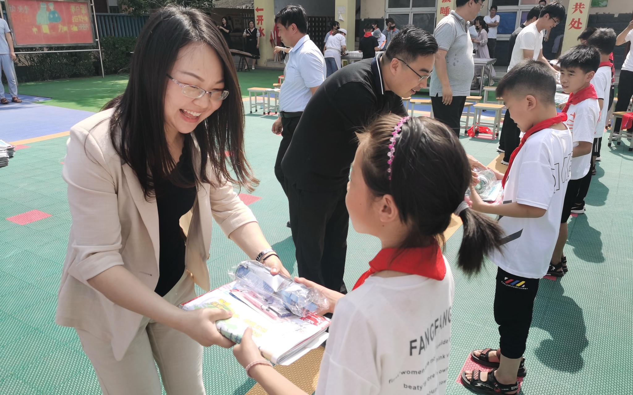 爱心企业为孩子们送上钢笔、水杯及书籍报刊。受访者供图