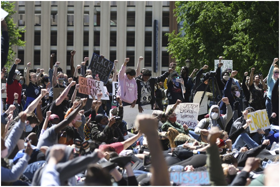 特朗普和议员们为什么不敢提高谴责声调？