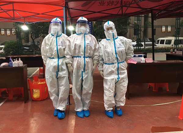 完成采样事情后,段海萍和同事合影。从左至右依次是徐思思、丁琼、段海萍。