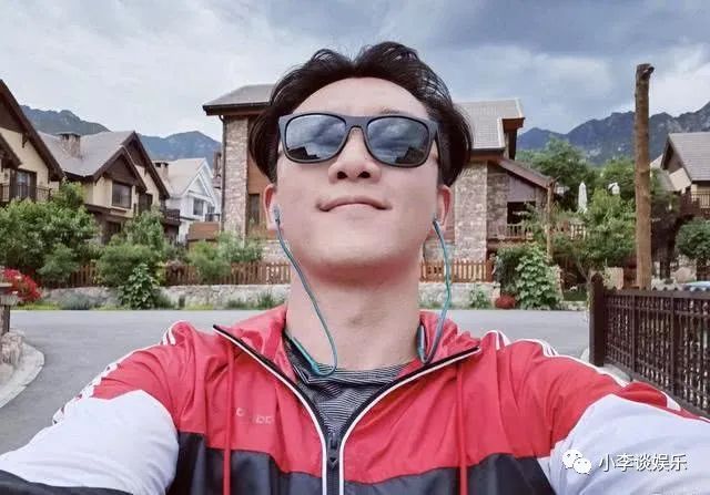 郑恺首晒婚后生活,在苗苗的别墅区跑步,苗苗将庭院打理得像花园