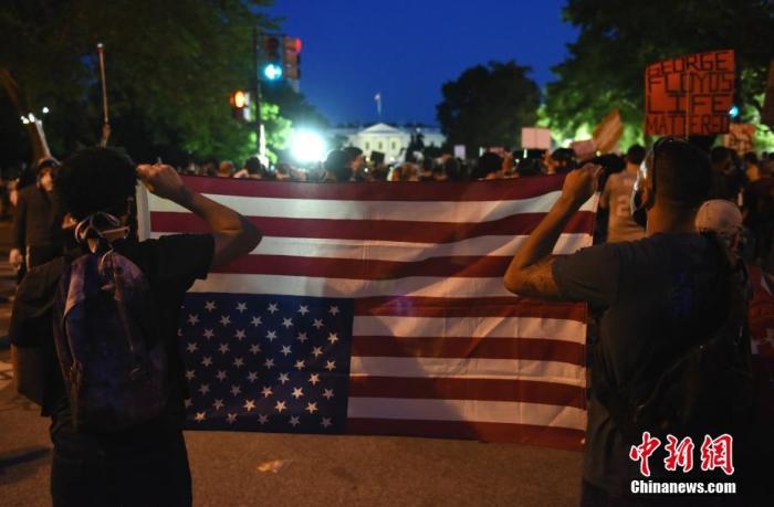 当地时间5月31日，美国首都华盛顿连续第三天暴发反种族歧视示威抗议。图为在白宫北侧抗议的示威者。 中新社记者 陈孟统 摄