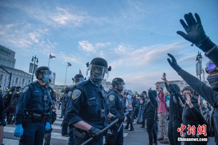 当地时间5月31日晚8时许,警方开始驱逐抗议者。美国旧金山市政府31日宣布,从当晚8点至次日凌晨5点,旧金山将实行严格的宵禁。
