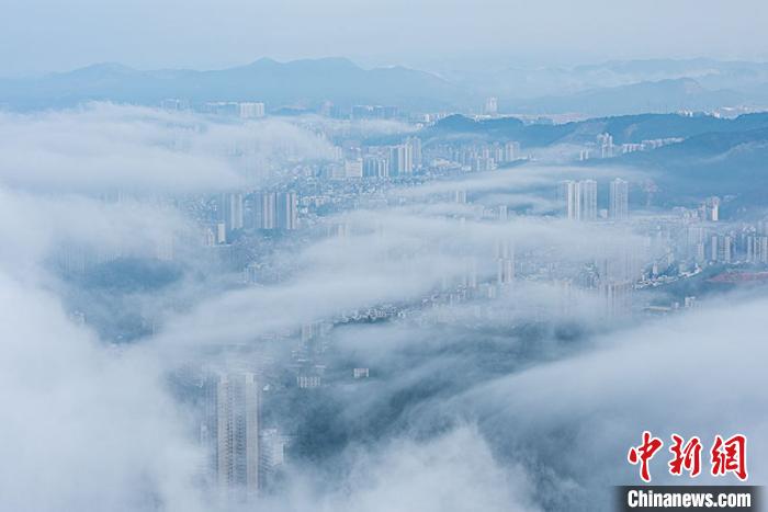 梧州城若隐若现,“仙气”十足。 何华文 摄